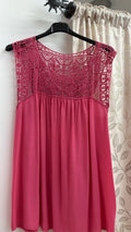 Camiseta fucsia con cuerpo de encaje — fotografía del producto