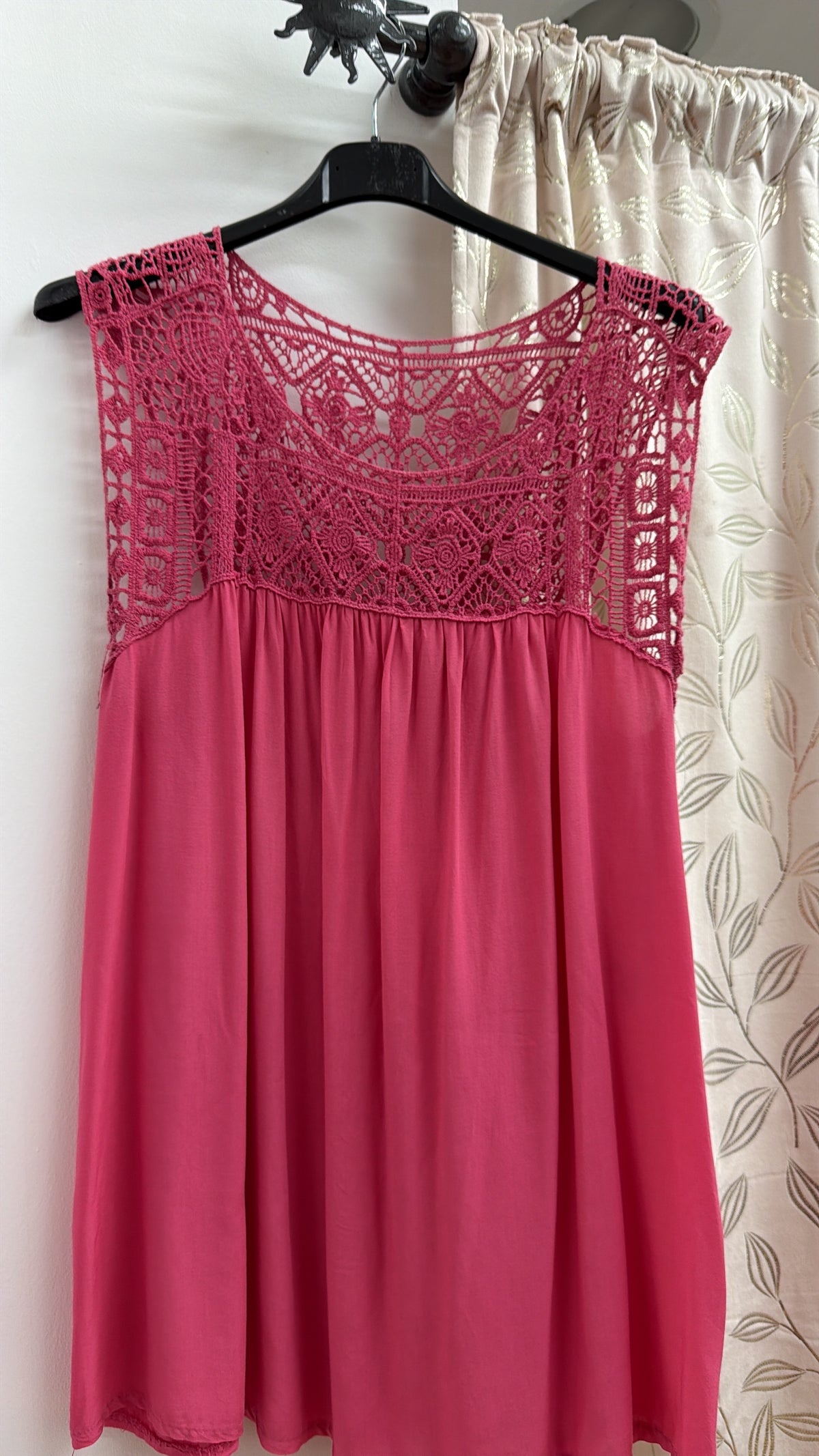 Camiseta fucsia con cuerpo de encaje — fotografía del producto