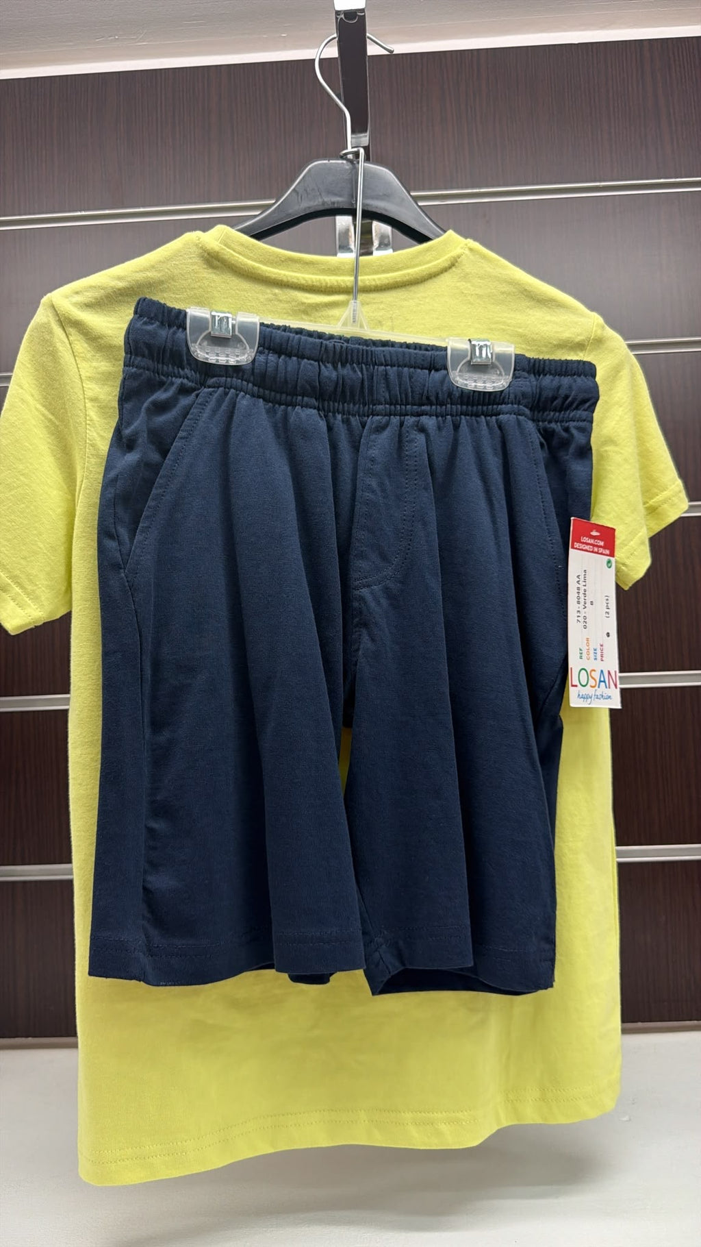 Conjunto niño Losan camiseta surf amarilla y bermuda azul marino — fotografía del producto