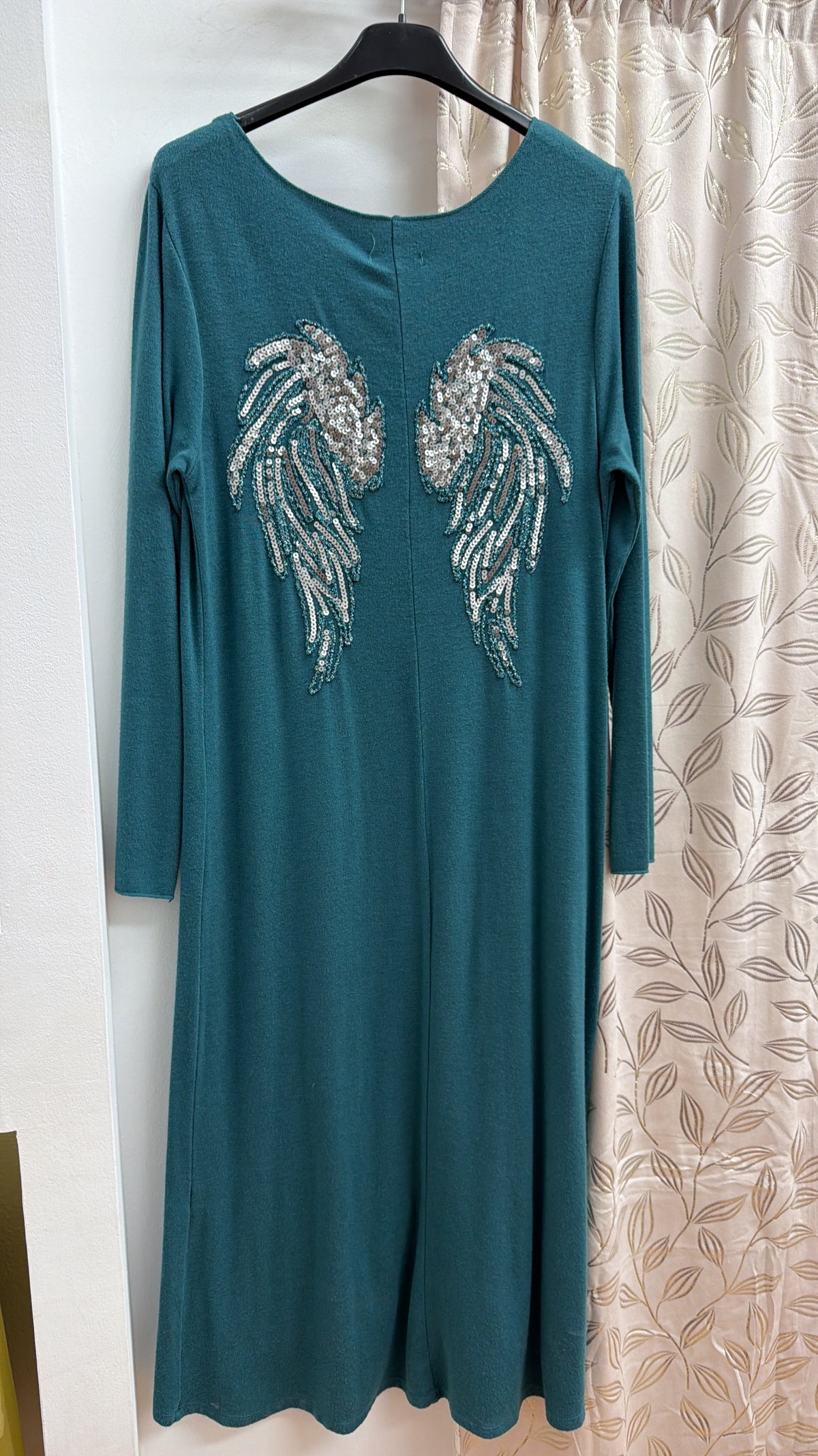 Vestido largo verde petróleo con alas de lentejuelas — fotografía del producto