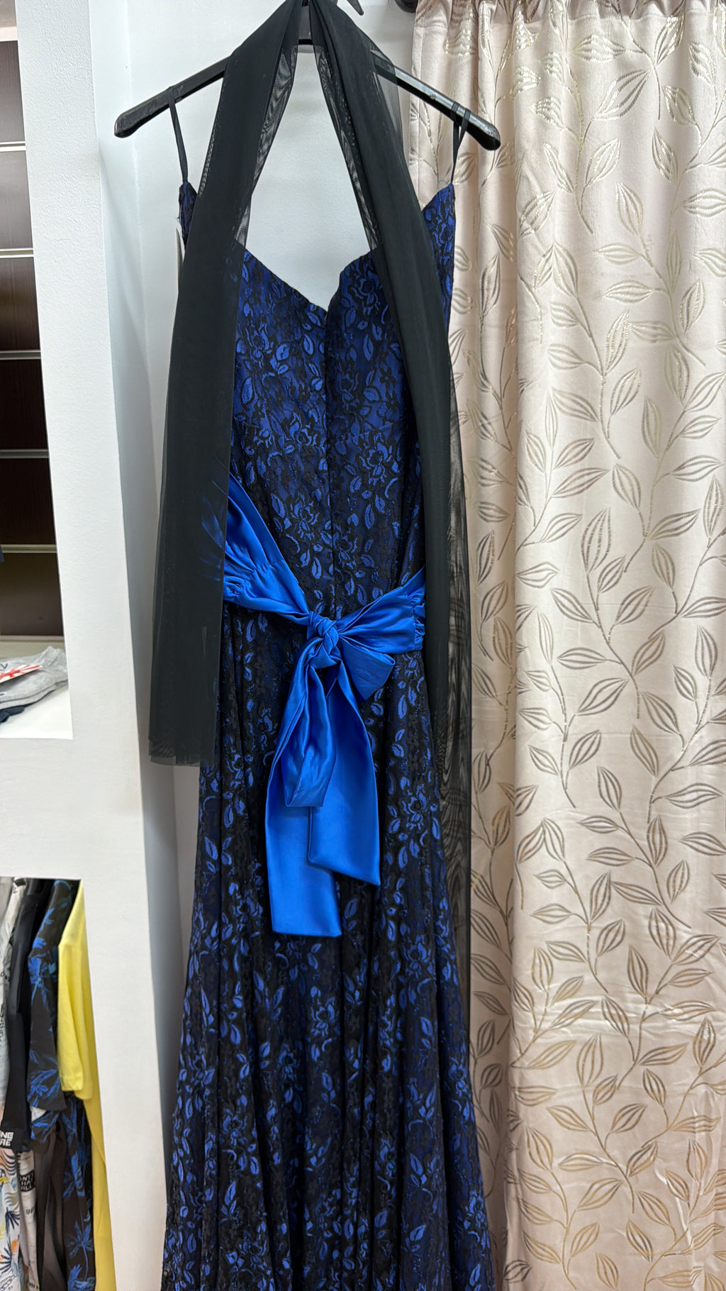 Vestido largo de fiesta azul con encaje y fajín satinado — fotografía del producto