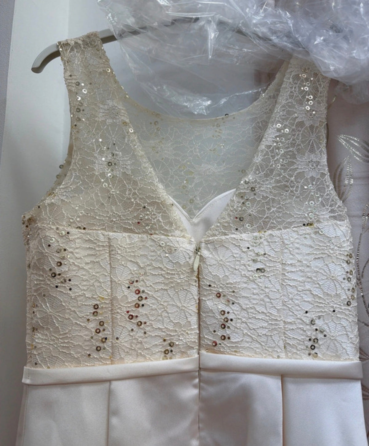 Vestido de ceremonia marfil con encaje y lazo — fotografía del producto