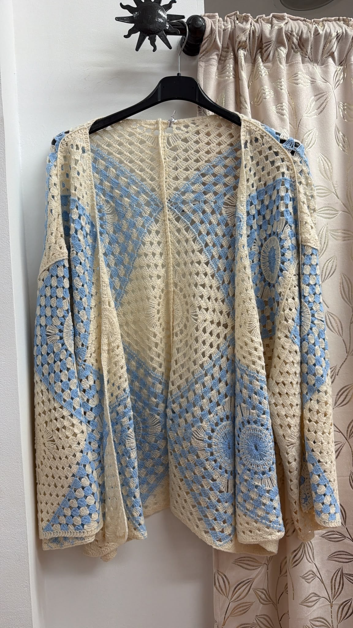 Chaqueta de crochet bicolor azul cielo y crudo — fotografía del producto