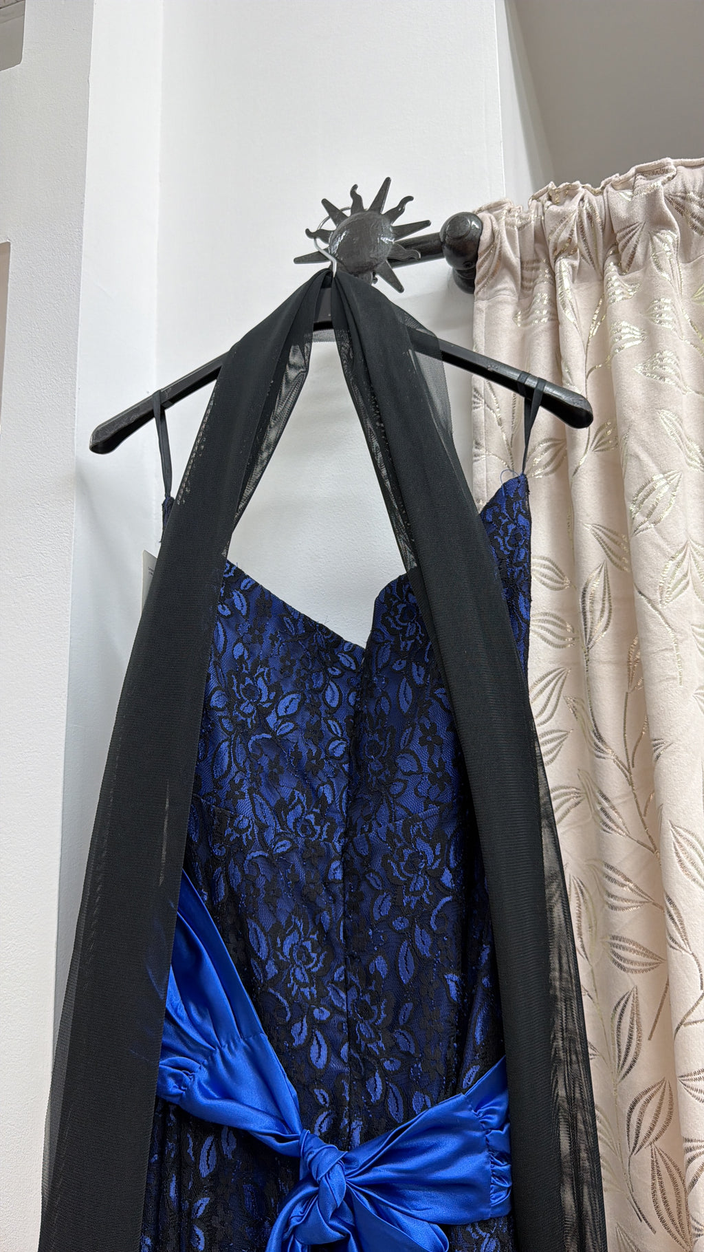 Vestido largo de fiesta azul con encaje y fajín satinado — fotografía del producto