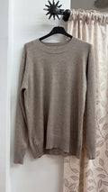 Jersey beige con strass en estrella — fotografía del producto