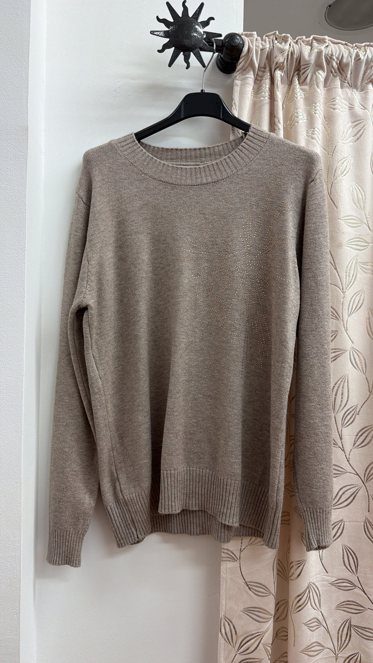 Jersey beige con strass en estrella — fotografía del producto