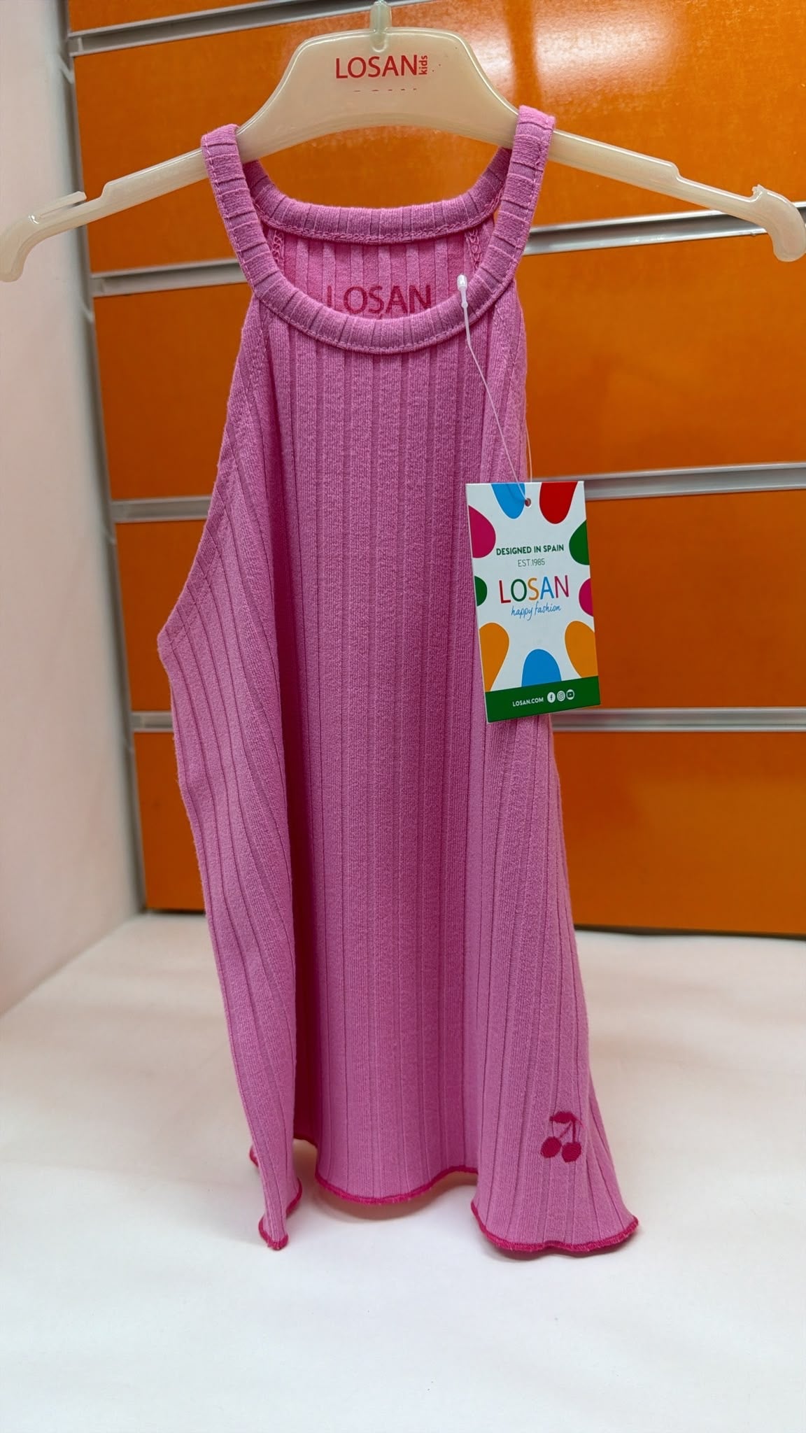 Camiseta niña Losan rosa acanalada con cerezas — fotografía del producto