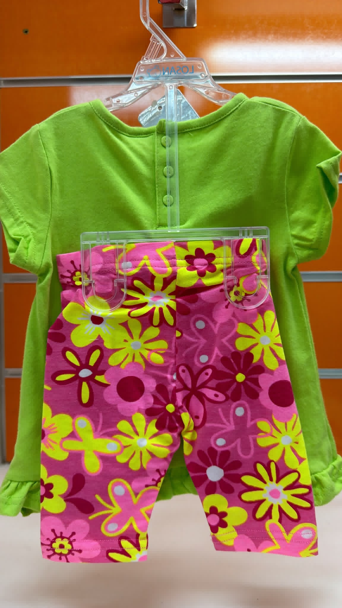 Conjunto bebé verde With Love con pantalón floral — fotografía del producto
