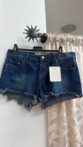 Short vaquero azul oscuro con bajo deshilachado — fotografía del producto