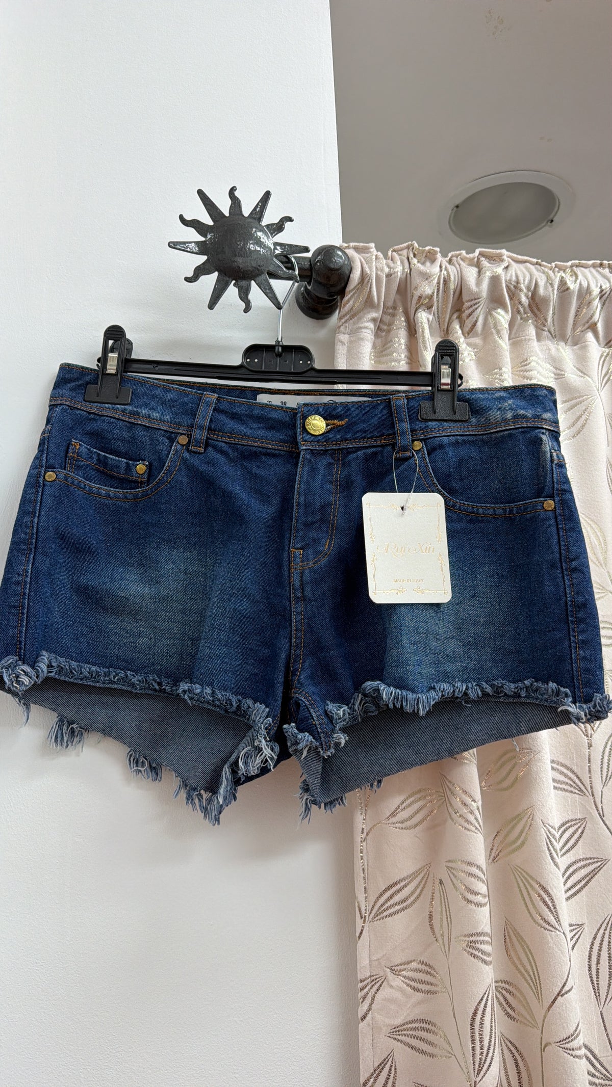 Short vaquero azul oscuro con bajo deshilachado — fotografía del producto