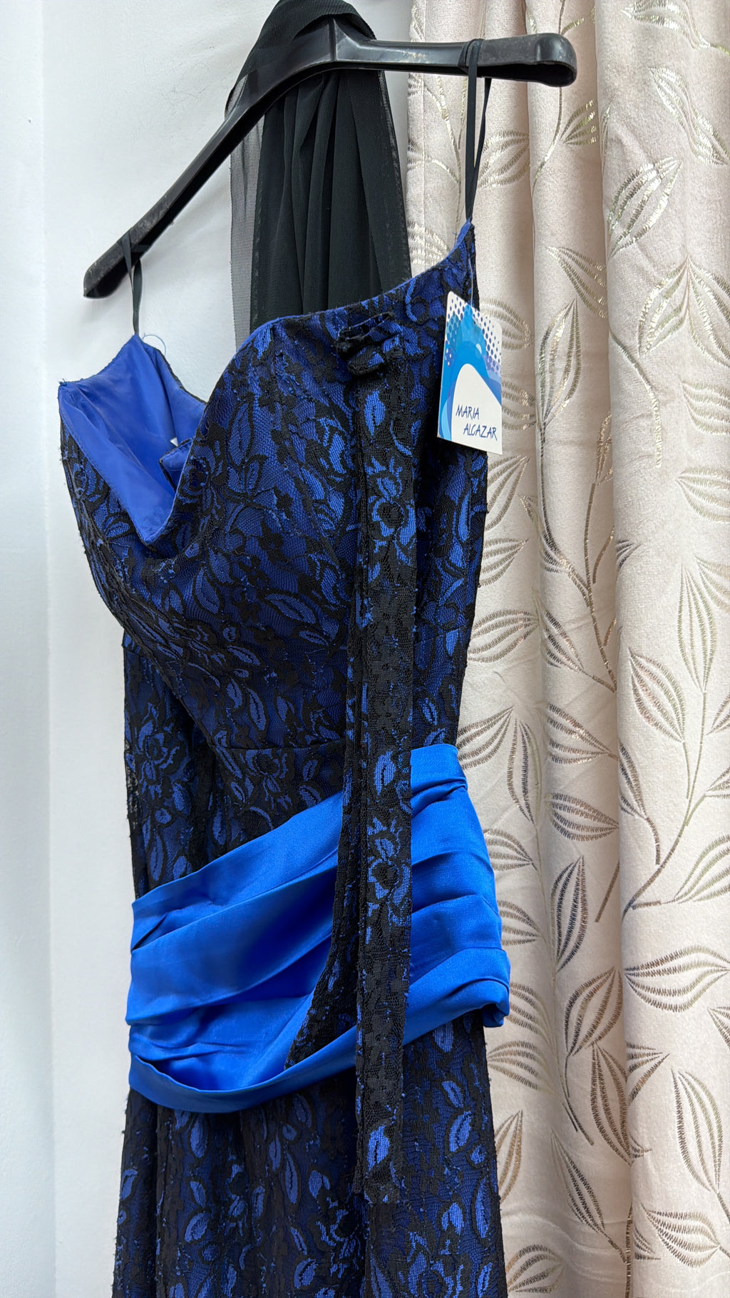Vestido largo de fiesta azul con encaje y fajín satinado — fotografía del producto