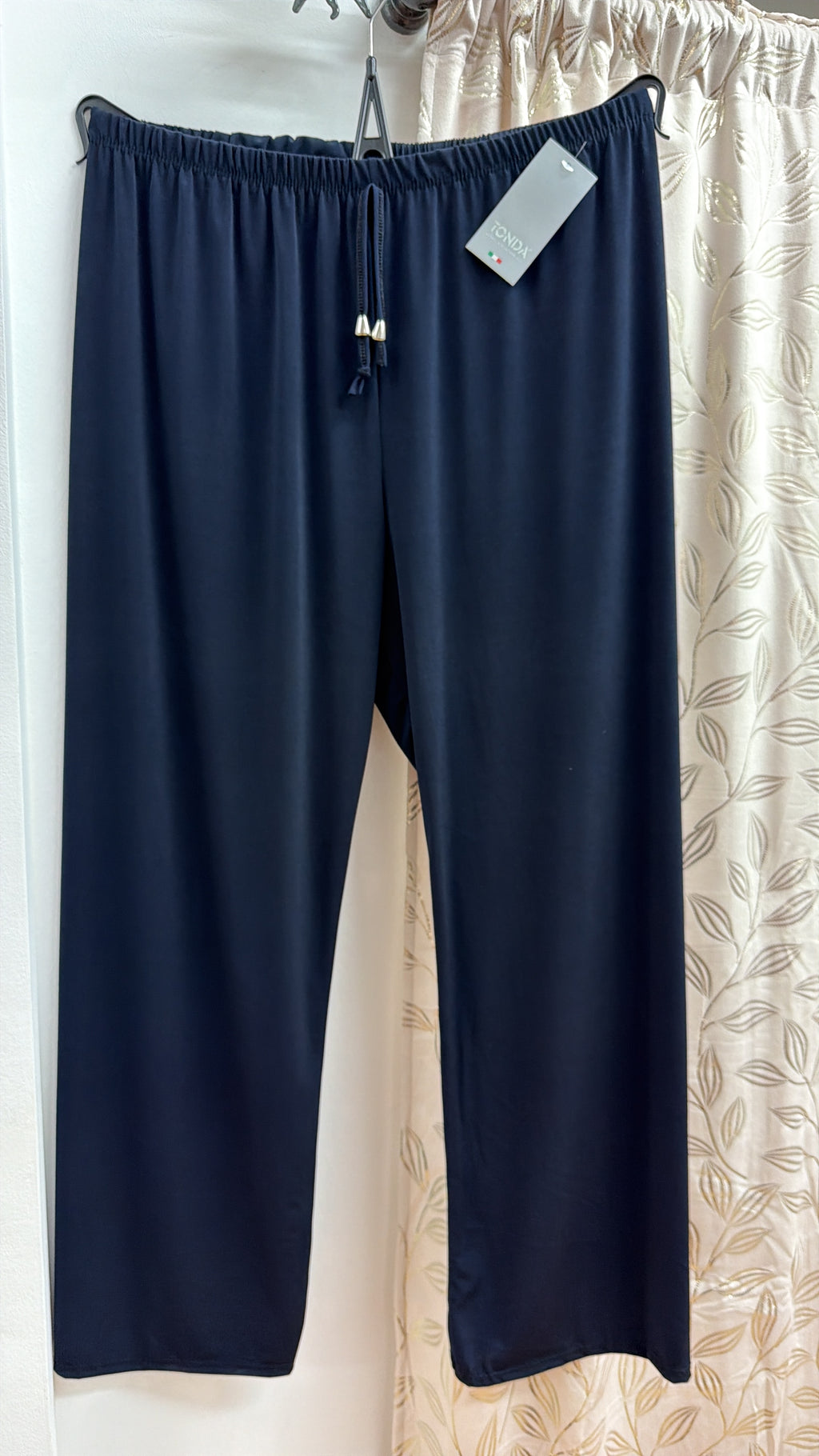 Pantalón azul marino fluido con cintura elástica — fotografía del producto