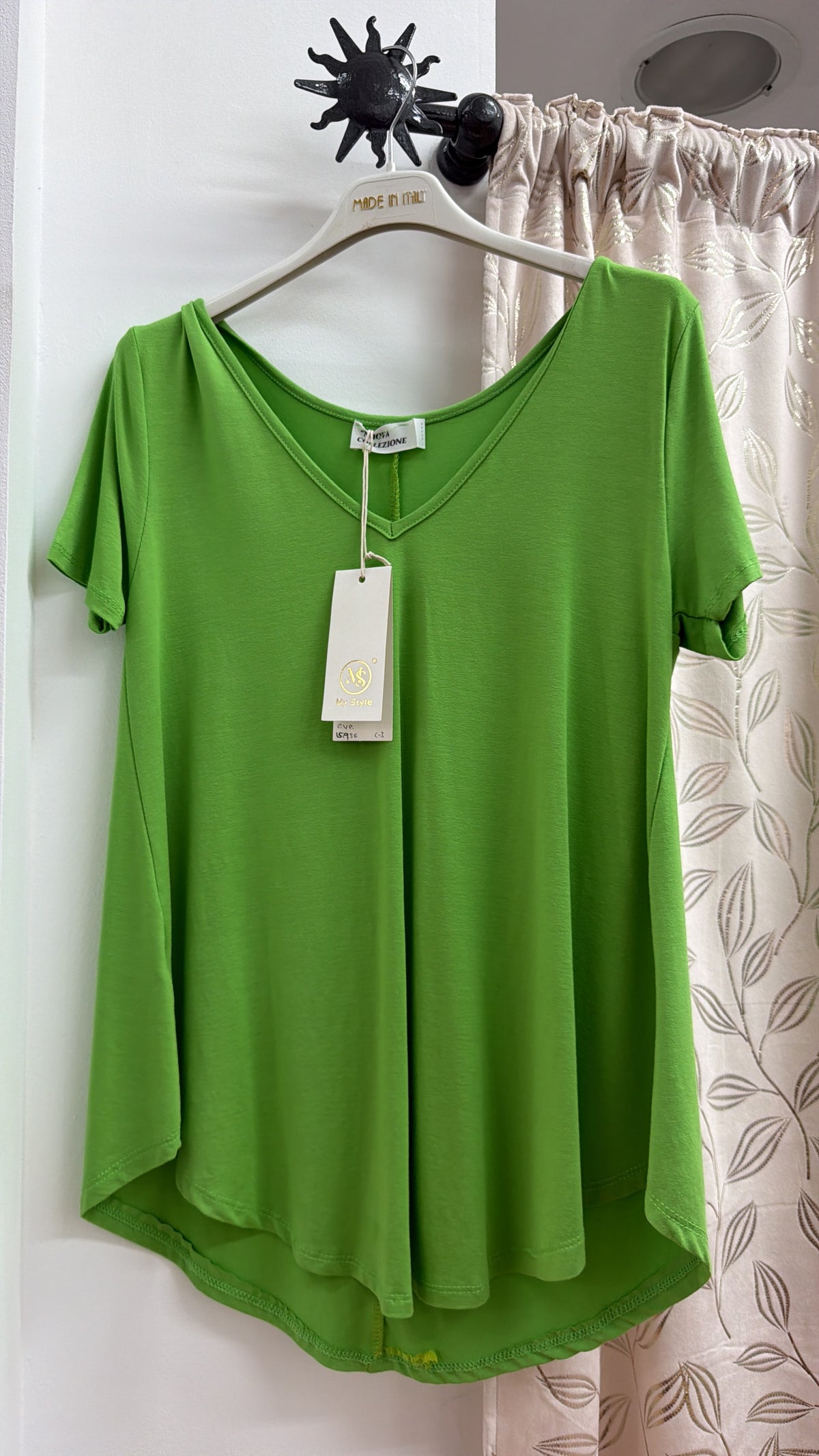 Camiseta verde básica con escote en pico — fotografía del producto