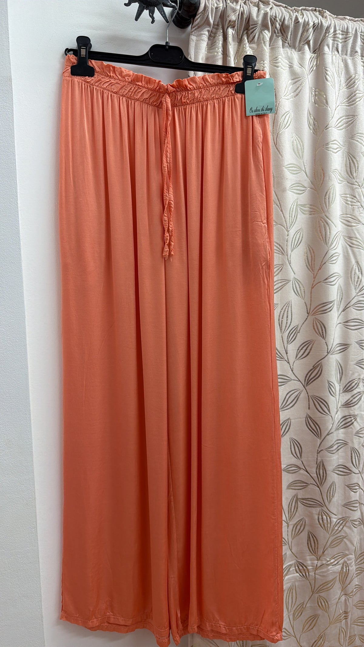 Pantalón palazzo fluido mujer color coral — fotografía del producto