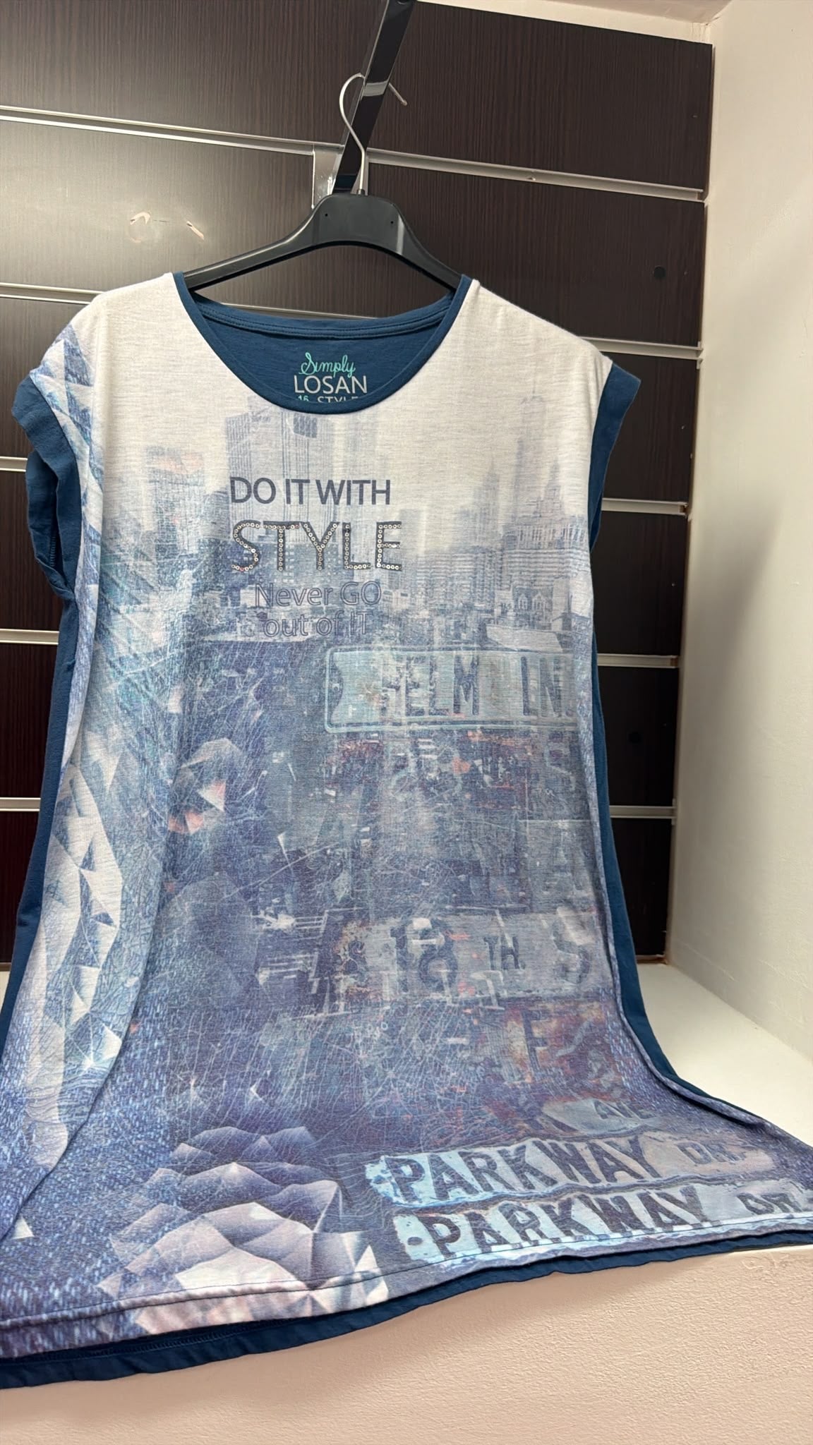 Vestido juvenil Losan azul estampado urbano — fotografía del producto