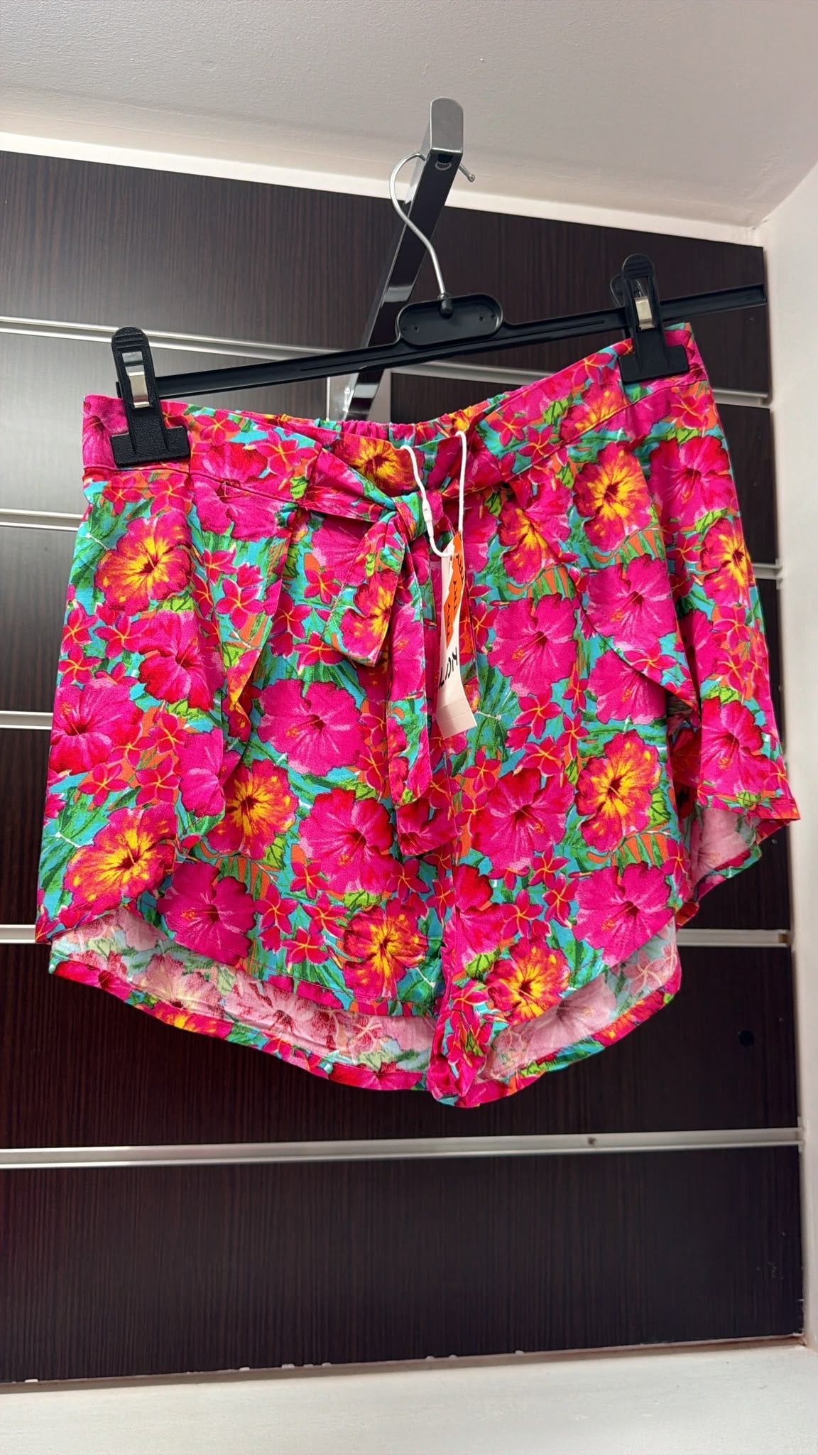 Short Losan floral fucsia con cinturón — fotografía del producto