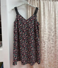 Vestido floral con tirantes de crochet — fotografía del producto