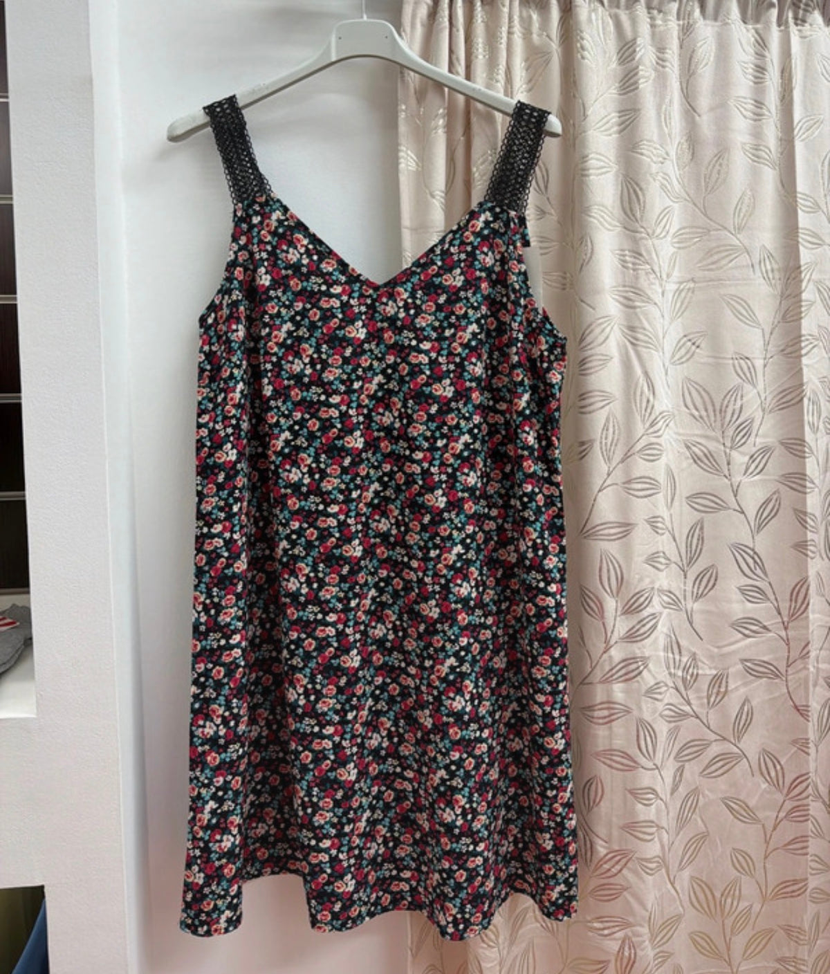 Vestido floral con tirantes de crochet — fotografía del producto