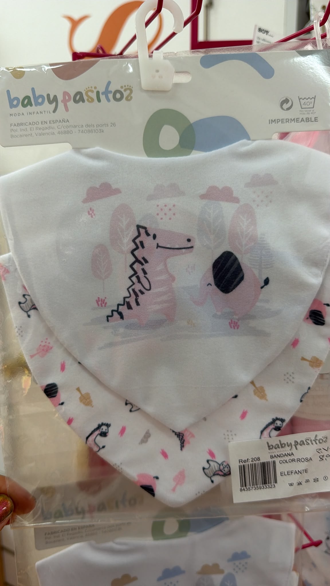 Bandana impermeable Baby Pasito – Elefante Rosa — fotografía del producto