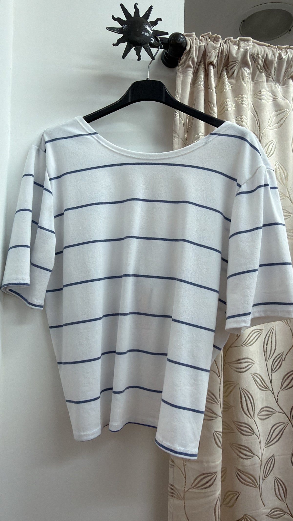 Camiseta blanca de rayas azules con espalda anudada — fotografía del producto