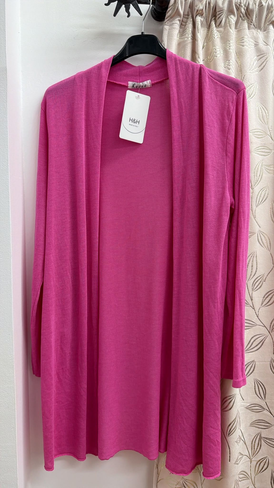 Cárdigan largo de punto fino fucsia — fotografía del producto