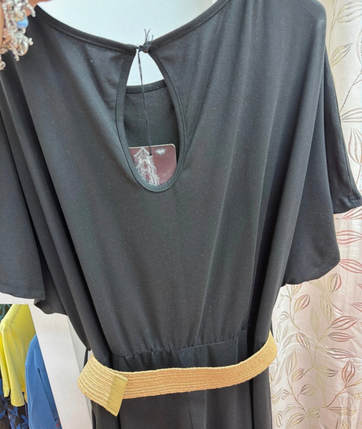 Vestido largo negro con cinturón de rafia — fotografía del producto