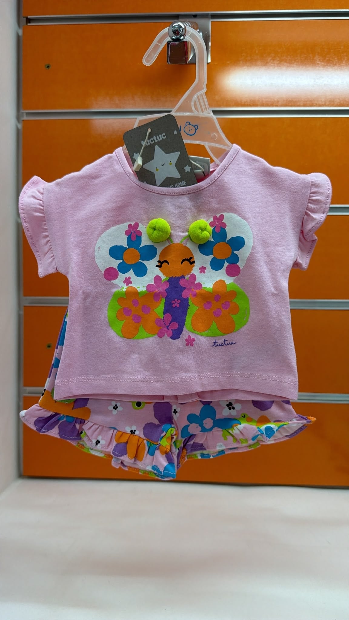 Conjunto bebé Tuc Tuc camiseta rosa y short floral — fotografía del producto