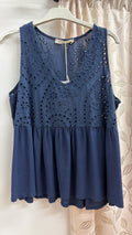 Blusa azul marino de mujer con bordado perforado — fotografía del producto