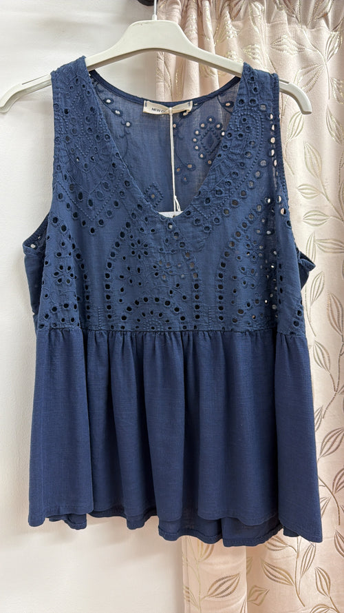Blusa azul marino de mujer con bordado perforado — fotografía del producto