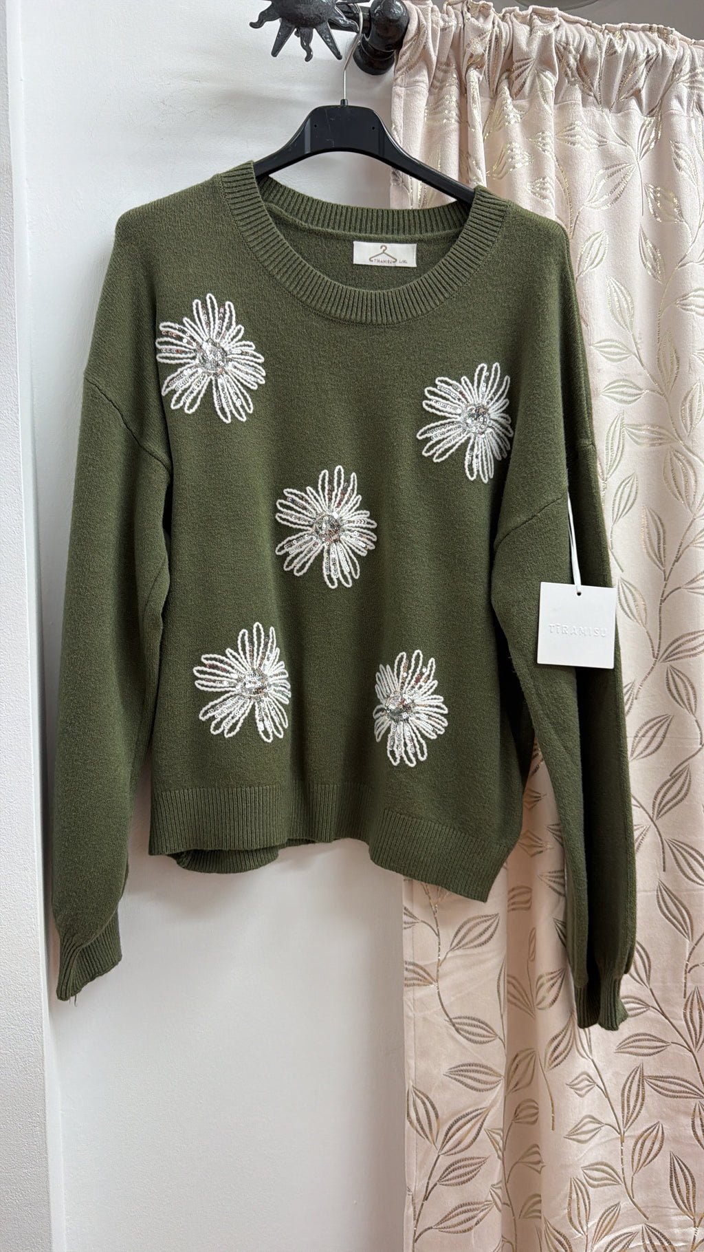 Jersey verde con flores bordadas — fotografía del producto