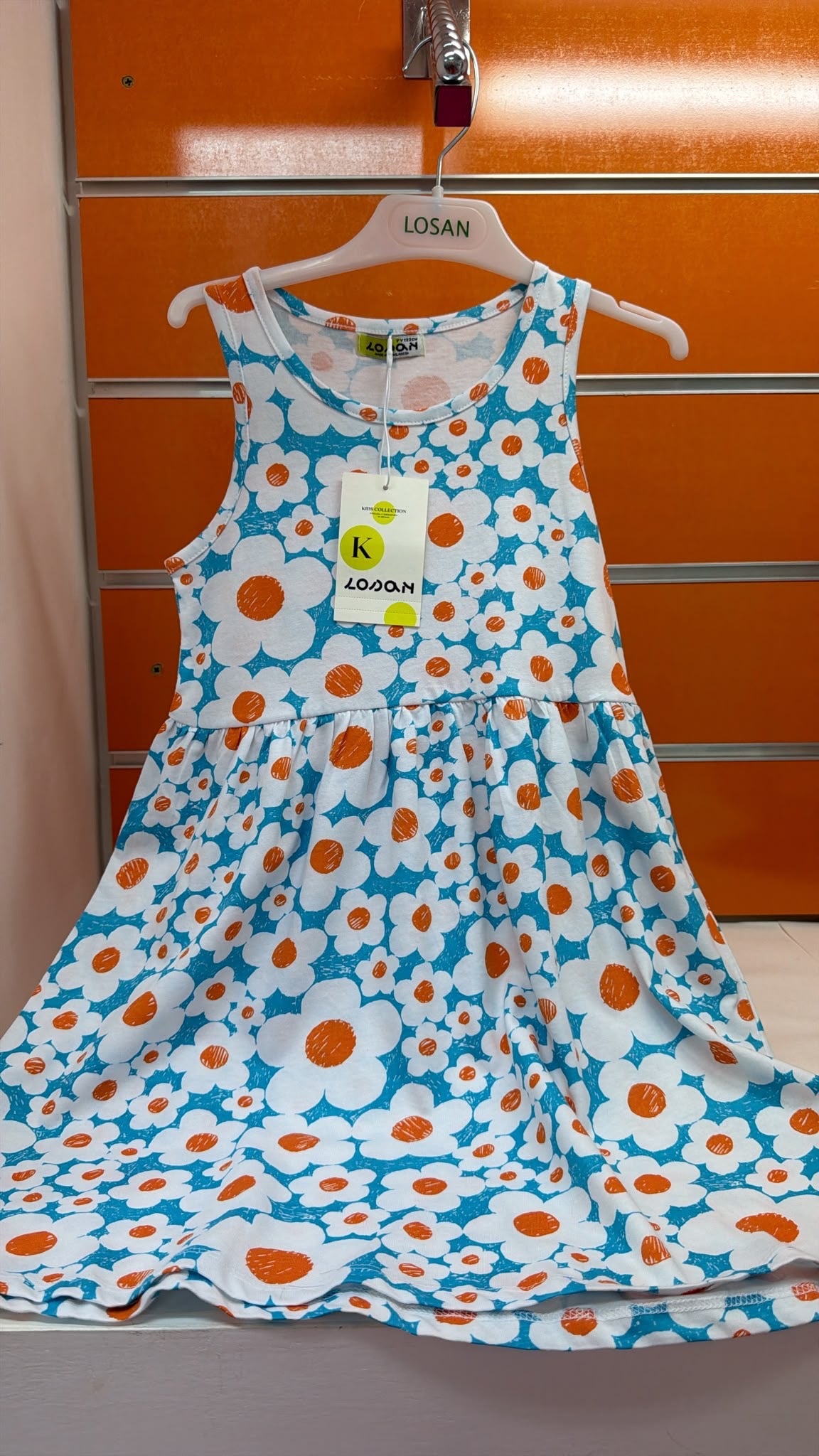 Vestido niña Losan azul con flores blancas — fotografía del producto