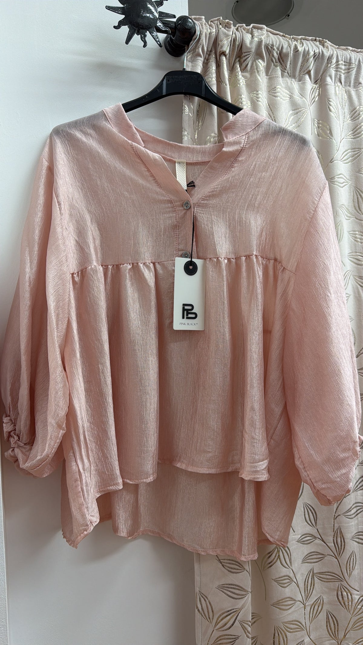 Camiseta rosa con cuello camisero y corte amplio — fotografía del producto