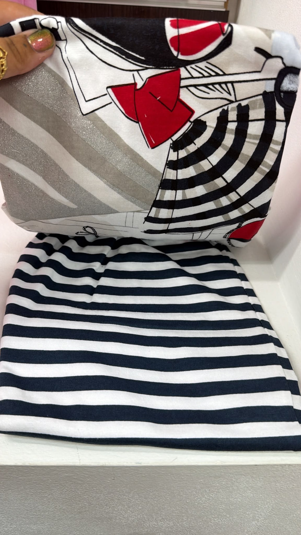 Conjunto niña Muslher marinero con camiseta y falda — fotografía del producto