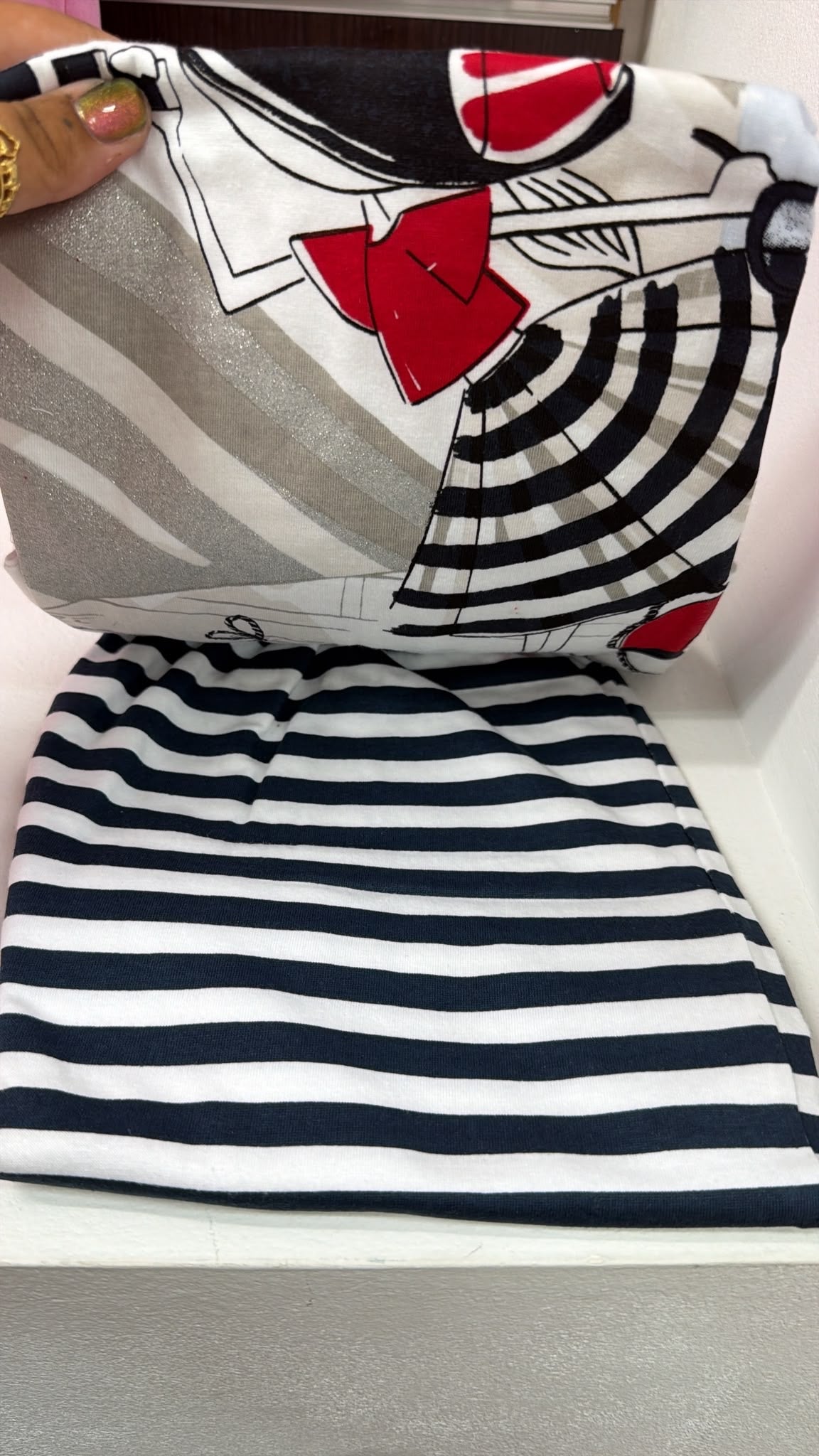 Conjunto niña Muslher marinero con camiseta y falda — fotografía del producto
