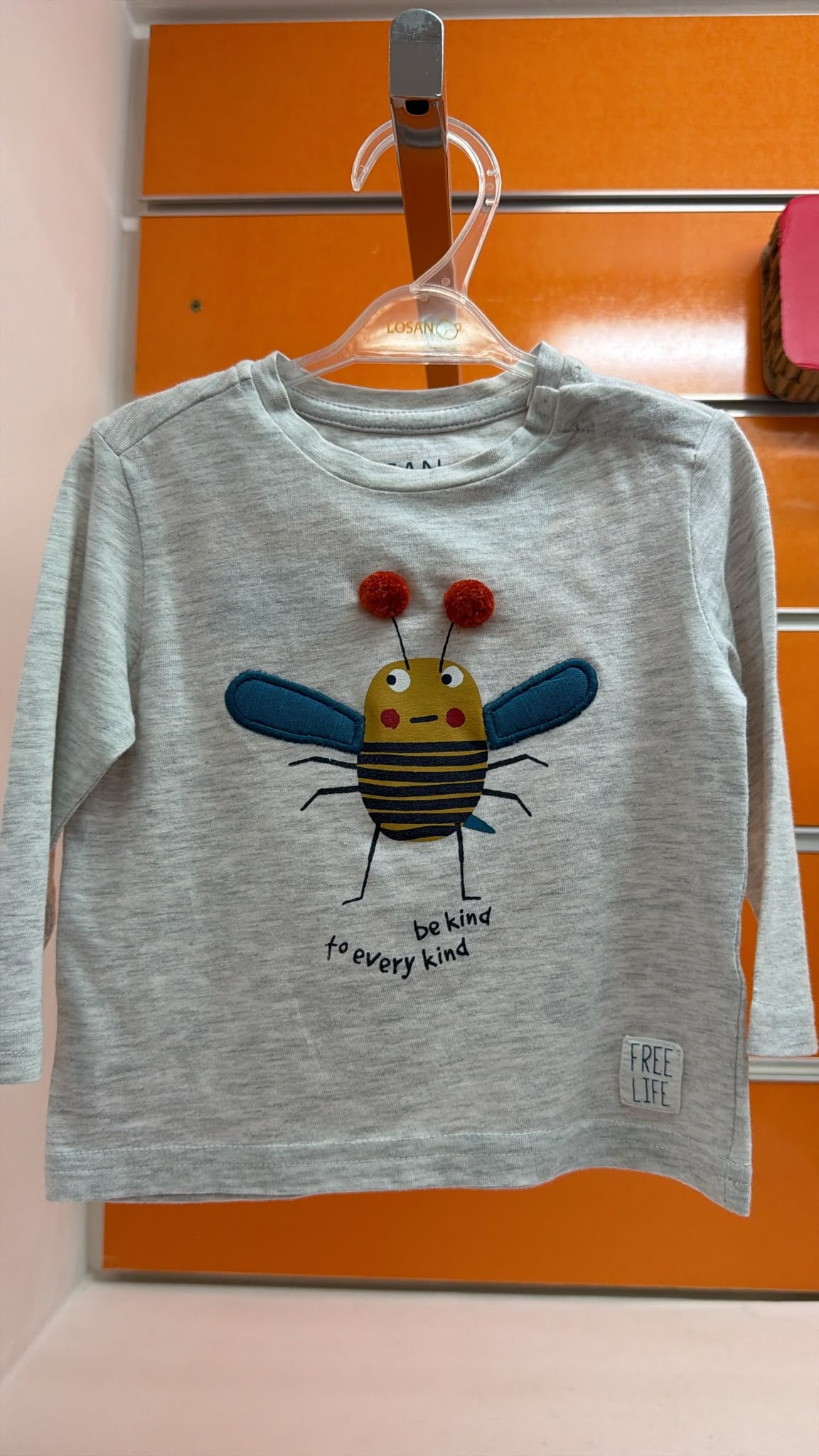 Camiseta bebé Losan gris con abeja — fotografía del producto