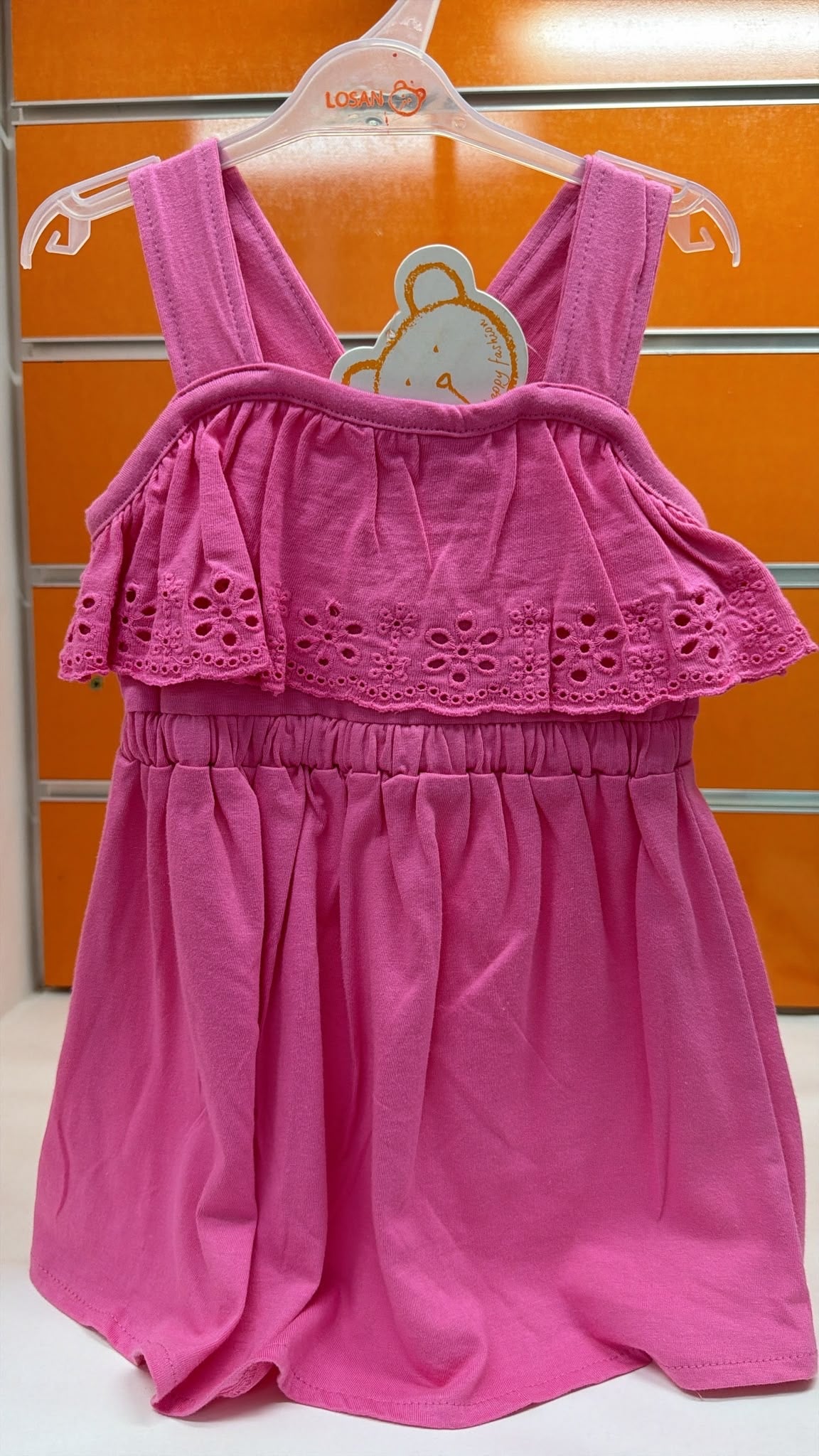 Mono bebé niña Losan fucsia con volantes y bordado — fotografía del producto