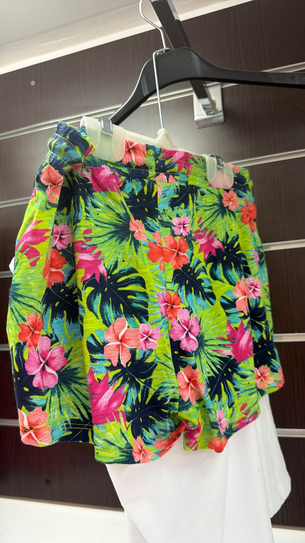 Conjunto niña Losan blusa blanca y short tropical — fotografía del producto