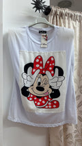 Camiseta blanca de mujer con estampado Minnie y hombreras — fotografía del producto