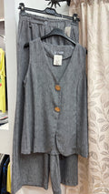 Conjunto gris de chaleco y pantalón con botones efecto madera — fotografía del producto