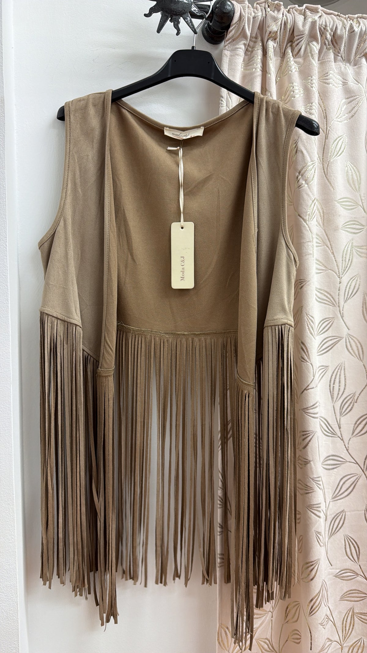 Chaleco con flecos color camel — fotografía del producto