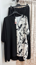 Conjunto negro y blanco de corte amplio con estampado abstracto — fotografía del producto