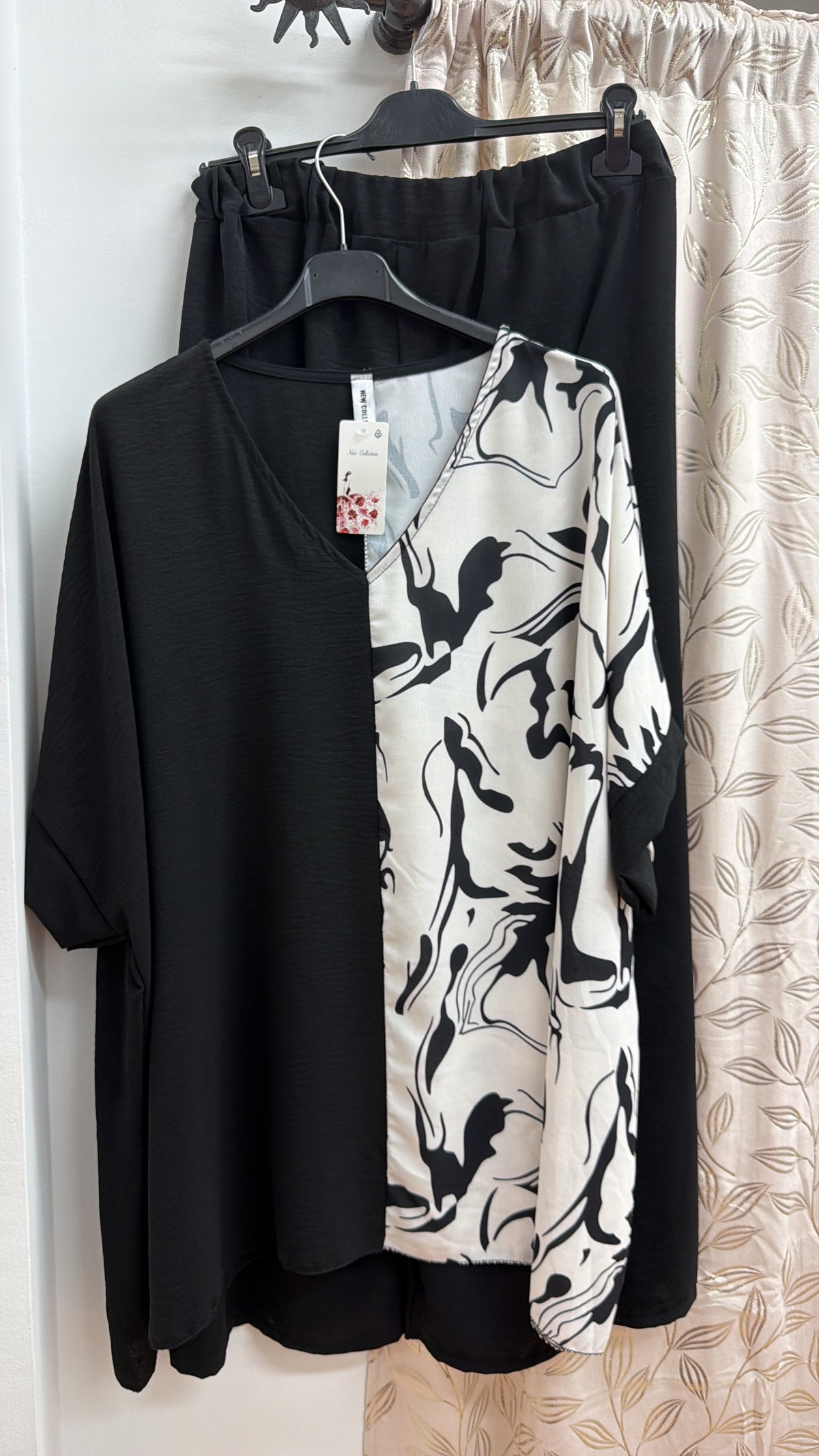 Conjunto negro y blanco de corte amplio con estampado abstracto — fotografía del producto