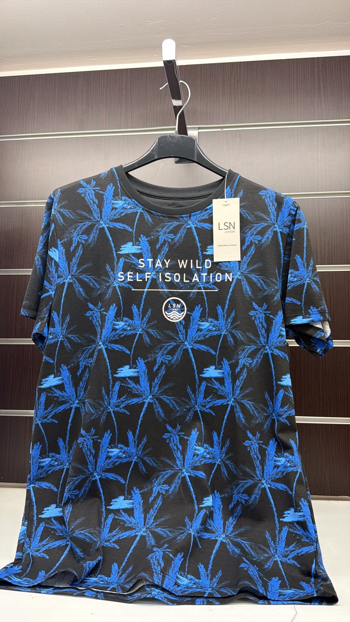 Camiseta juvenil Losan negra con palmeras azules — fotografía del producto