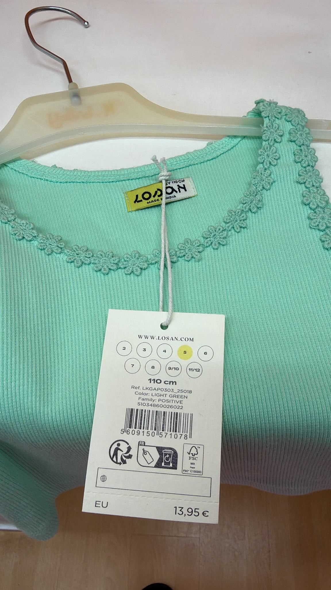 Camiseta niña Losan verde agua con flores — fotografía del producto