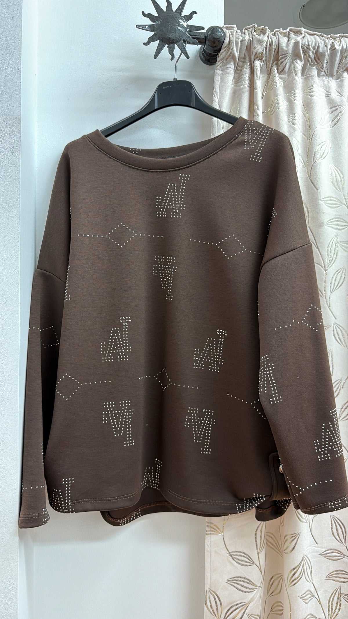 Sudadera marrón con strass geométrico — fotografía del producto