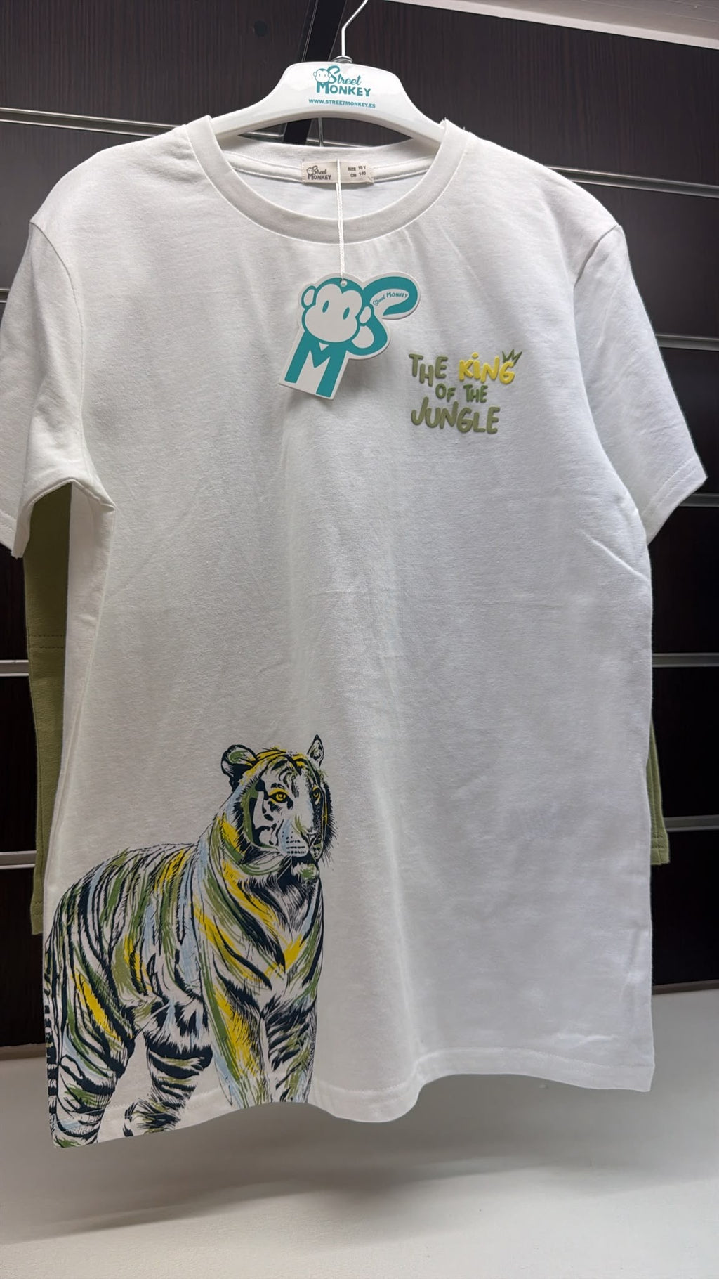 Conjunto niño Street Monkey camiseta de tigre y bermuda verde — fotografía del producto