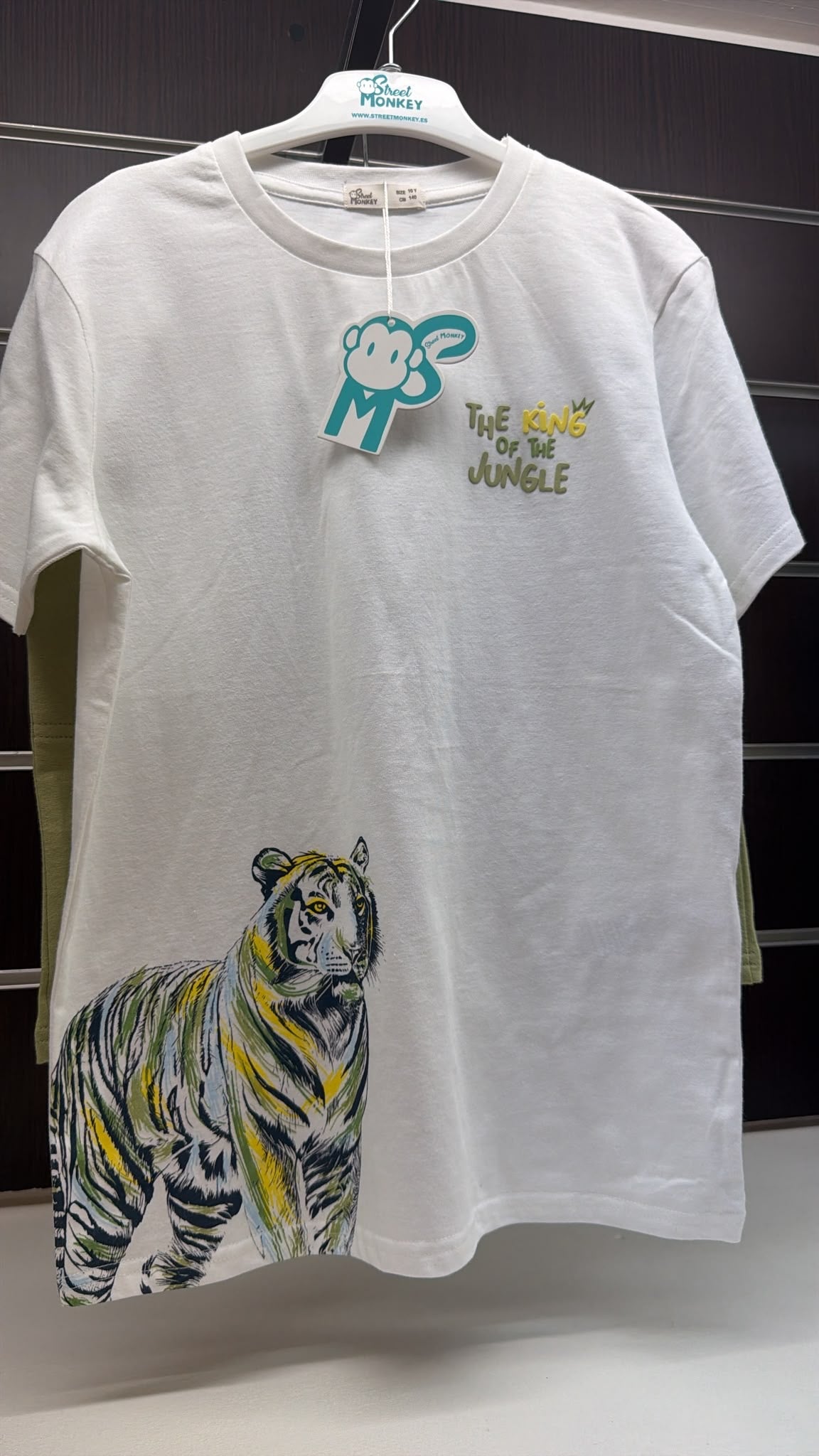Conjunto niño Street Monkey camiseta de tigre y bermuda verde — fotografía del producto