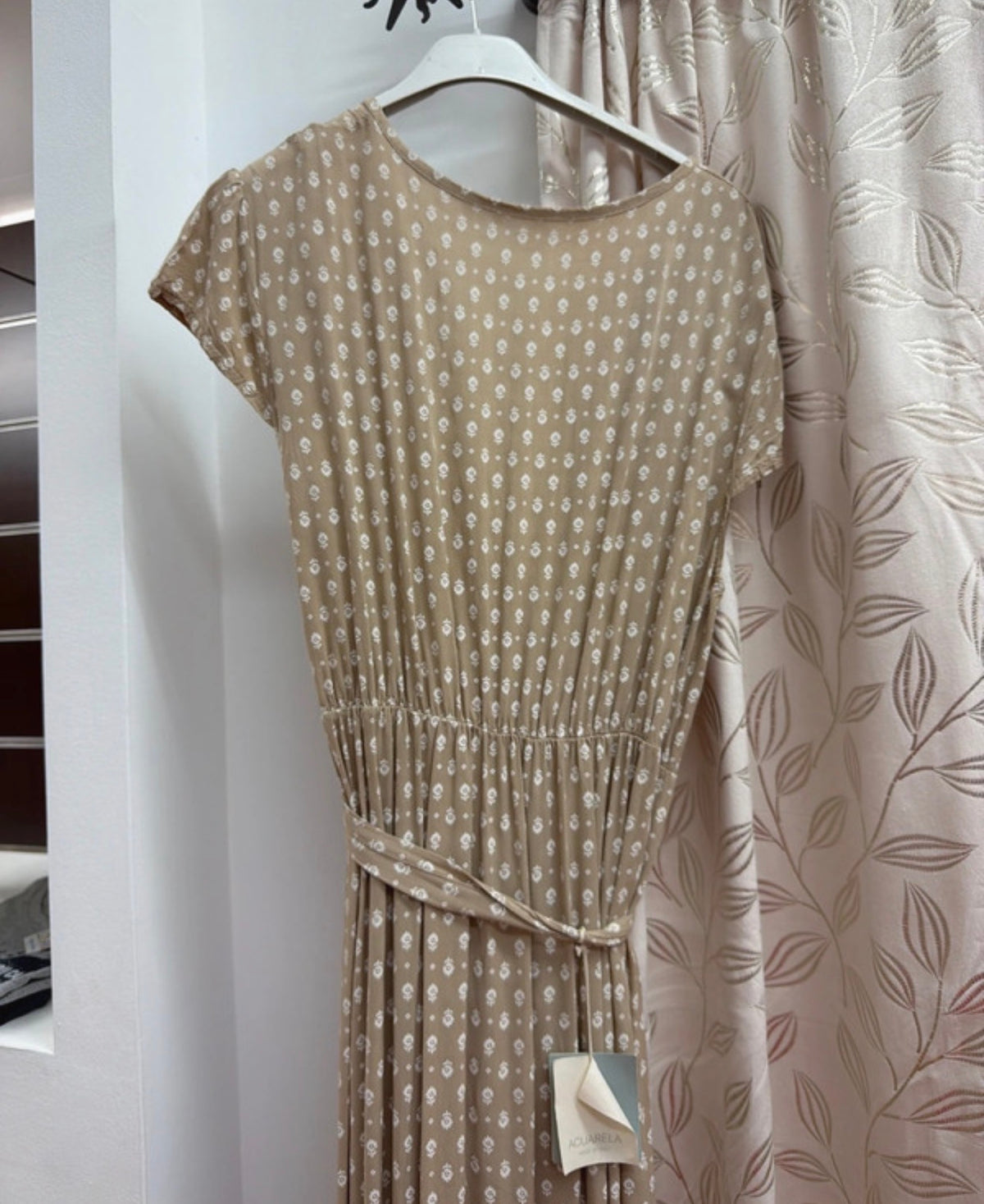 Vestido cruzado beige con cinturón — fotografía del producto