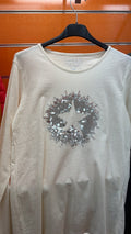 Camiseta blanca con estrella de lentejuelas para niña — fotografía del producto