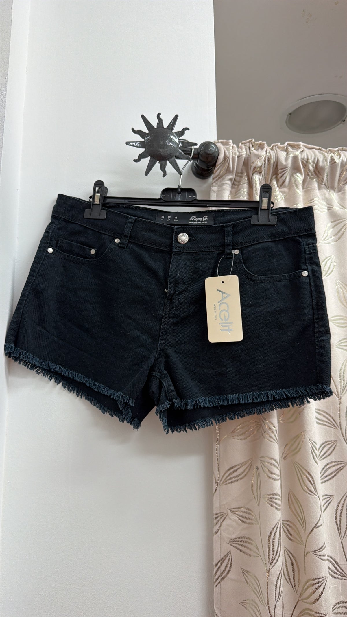 Short vaquero negro con bajo deshilachado — fotografía del producto